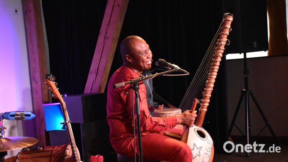 Adjiri Odametey brachte die lockere und leichte Musik seines Heimatkontinents Afrika mit ins Kunsthaus. Aber wenn auch Afrika in seinen Klängen immer mitschwang, pflegt der begnadete Weltvirtuose einen eigenen Stil, der seine Auftritte einmalig macht. Bild: ubb