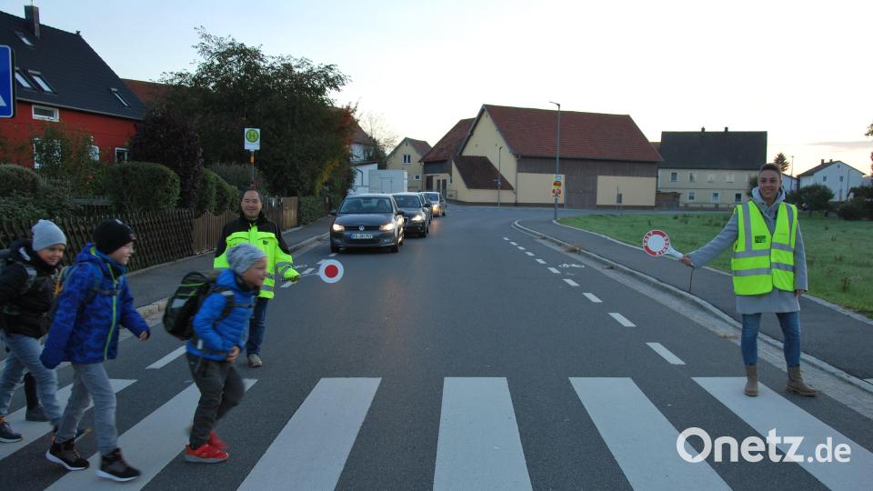 Sicher über den Zebrastreifen am Bachweg in Kümmersbruck dank der Eltern Wei Wei und Lorraine Gradl. Bild: Gerd Spies