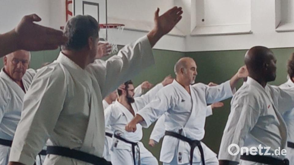 Zusammen mit den Thüringer Freunden trainieren die Vohenstraußer Karatekas verschiedene Einheiten. Bild: dob