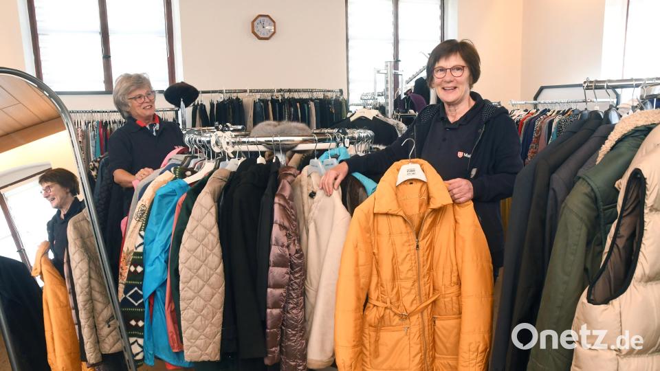 Evi Feistl und Marlies Pullmann (von links) sind zwei der ehrenamtlichen Helferinnen, die die &quot;Kleidertruhe&quot; der Malteser in Rothenstadt betreuen. Bild: Gabi Schönberger