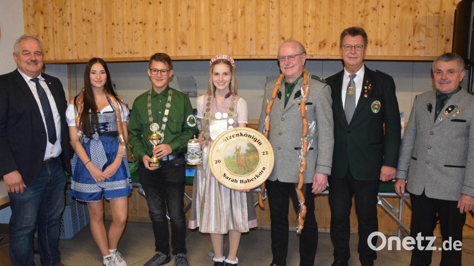 Zur neuen Schützenkönigin in Großensees wurde Sarah Haberkorn (Mitte) gekürt, sie folgt auf Erich Völkl (Dritter von rechts). Neuer Jugendkönig ist Felix Grillmeier (Dritter von links), der seine Schwester Sophie (Zweite von links) ablöst. Es gratulierten Bürgermeister Johann Burger (links) sowie Vorsitzender Helmut Kipferl (rechts) und Gauschützenmeister Manfred Zölch. Bild: jr