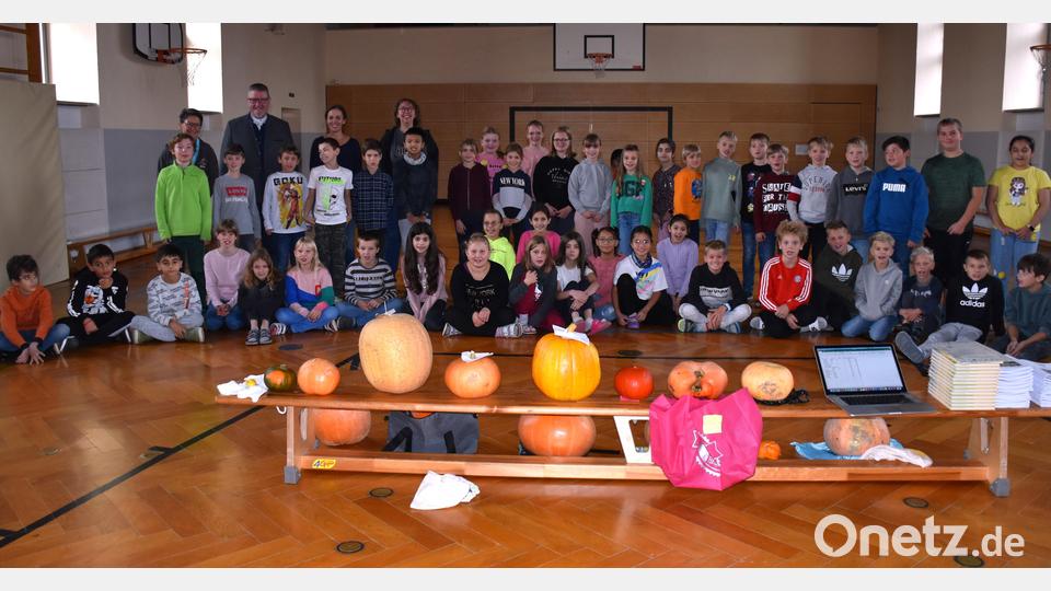 Mit Spannung verfolgten die Lehrerinnen und die Kinder der nunmehr vierten Klassen die Kürbisprämierung. Bild: ubb