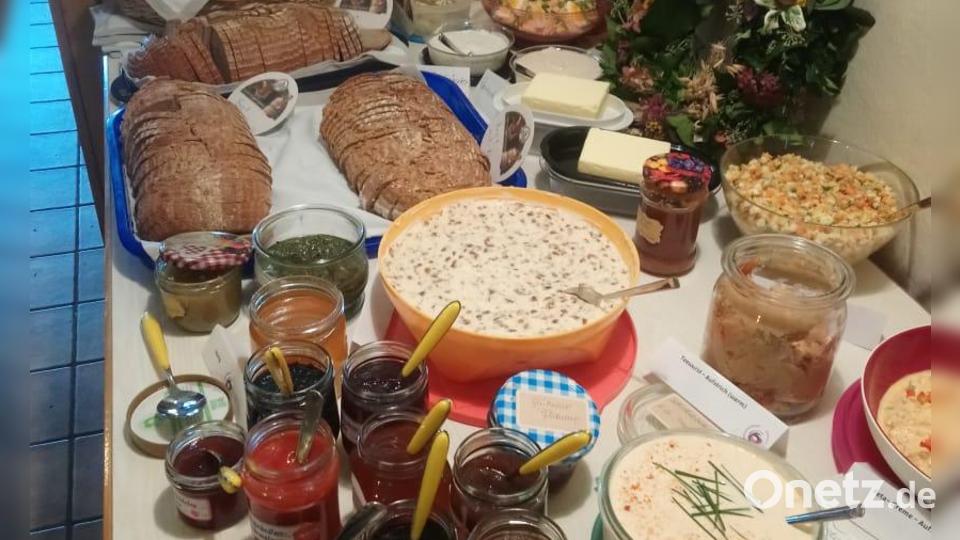 Nach dem Vortrag von Petra Schuster stand ein Stück Praxis auf dem Programm. Das Brot der Schustermühle wurde mit verschiedenen Aufstrichen verkostet. Bild: Lisa Schiml/exb