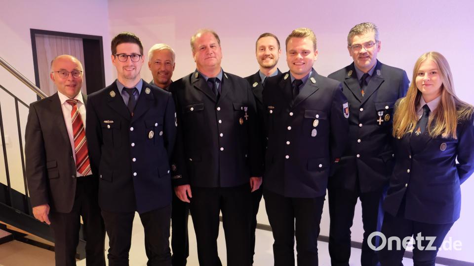 Auch personelle Veränderungen bestimmen die Generalversammlung des Feuerwehrvereins Speinshart. Zum neuen Vorsitzenden wählen die Mitglieder Günter Diepold (Vierter von links). Mit Julian Diepold (Zweiter von links.) und Philipp Seitz (Dritter von rechts) gibt es auch zwei neue Stellvertreter. Ebenfalls neu in Amt und Würden sind stellvertretende Schriftführerin Franziska Kausler (rechts) und stellvertretender Kassier Stefan Schedl (Dritter von links). In ihren Funktionen bestätigt werden Kassier Christofer Neukam (vierter von rechts) und Schriftführer Robert Kausler (Zweiter von rechts). Es gratuliert Bürgermeister Albert Nickl (links). Bild: do