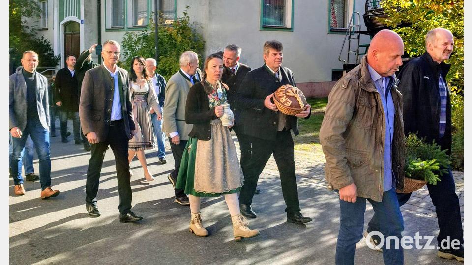 Stellvertretende. Kreisbauerin Nicole Trummer und Kreisobmann Peter Beer brachten für den BBV die Erntegaben zur Pfarrkirche. Bild: fdl
