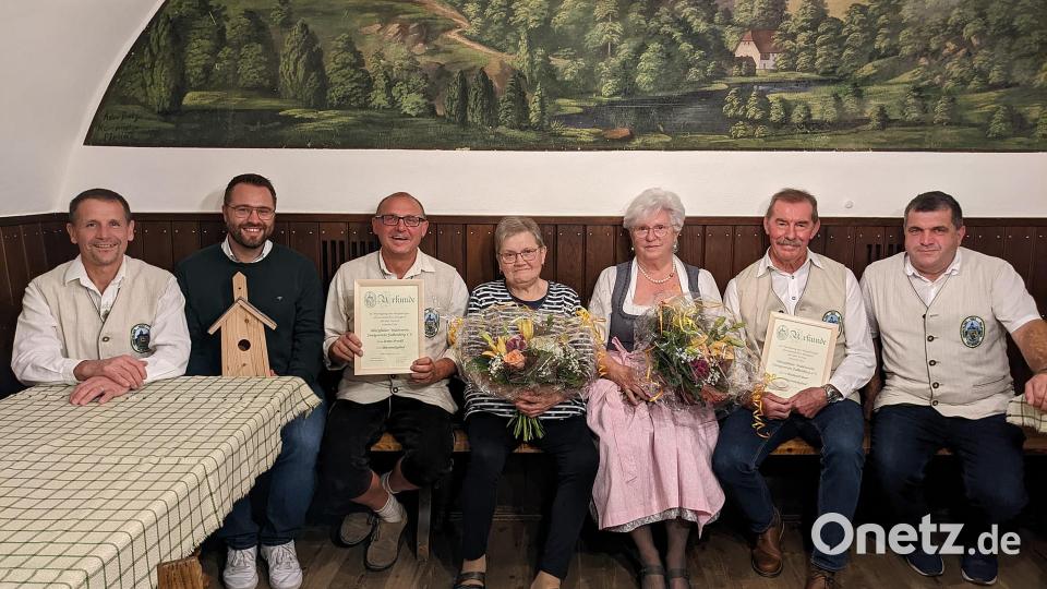 Richard Beer (Zweiter von rechts) und Irene Prockl (Vierte von links) ergänzen jetzt den Kreis der Ehrenmitglieder beim OWV Falkenberg. Bild: wro