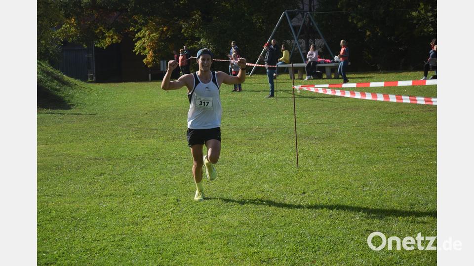 Kein Verfolger in Sicht. Alfred Schwabl kann schon 20 m vor dem Ziel jubeln. Bild: fz