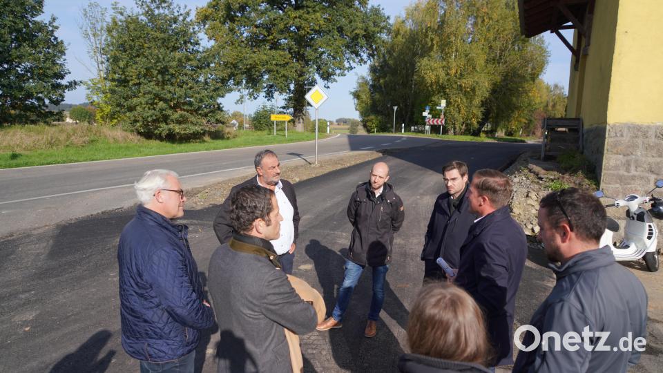 Ortstermin an der Staatsstraße 2181 in Ottenrieth. Initiator Thomas Ebnet (links) sowie Albert Rupprecht mit weiteren Vertretern der Politik und des Staatlichen Bauamts Amberg-Sulzbach. Bild: fvo