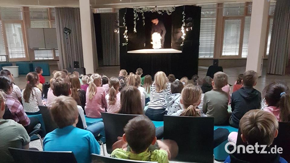 In der Aula der Markgraf-Diepold-Grundschule Waldsassen sahen die Mädchen und Buben das Märchen Cinderella – modern inszeniert und sogar zweisprachig. Bild: Grundschule Waldsassen/exb