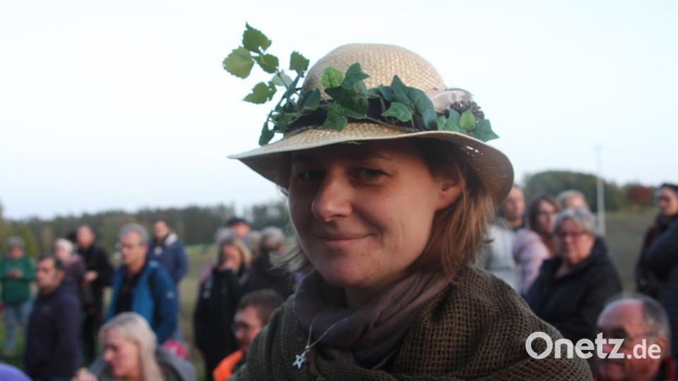 Hanna Rauh - alias &quot;Rumpelhanni&quot; - erzählte am Lagerfeuer von seltsamen Dingen. Bild: wro