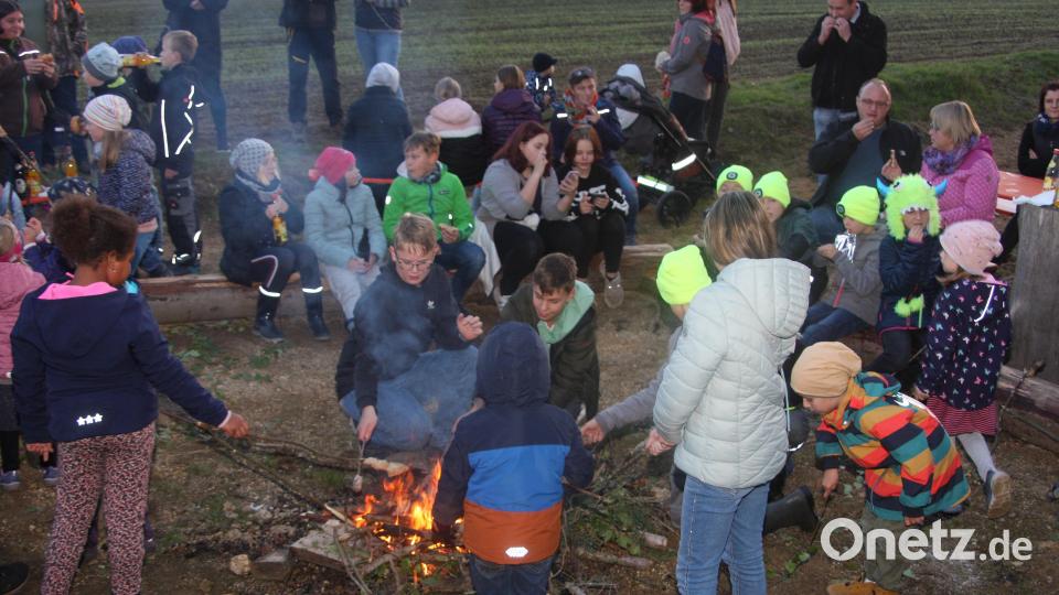 Magnet der Kinder und Erwachsenen ist stets das Lagerfeuer, an dem Sagen erzählt werden. Bild: wro