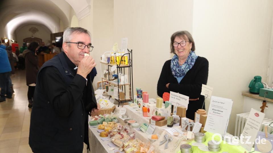 Beim "Tag der Regionen" im Ensdorfer Kloster nimmt Pfarrer Slawomir Niemczewski eine Duftprobe. Bild: mrr