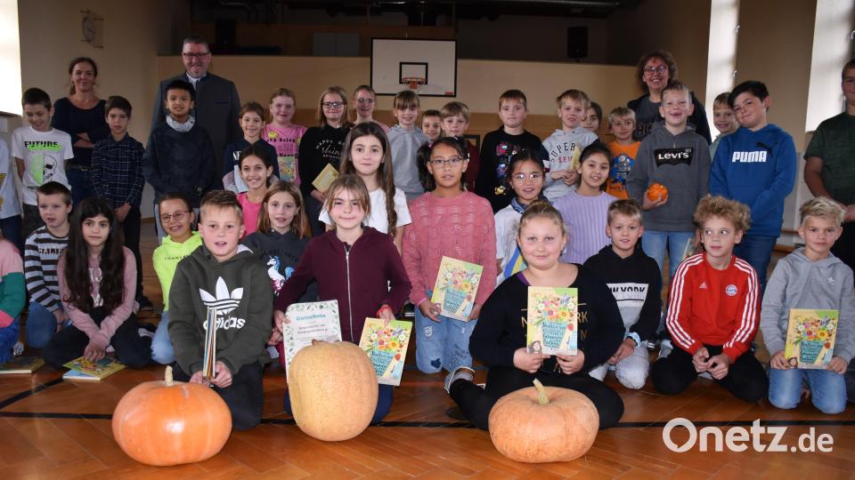 Leider haben nicht alle Kürbisse der 51 Kinder den viel zu trockenen Sommer überlebt. Aber die Schulfreunde freuten sich mit den Siegerinnen und Siegern. Bild: ubb