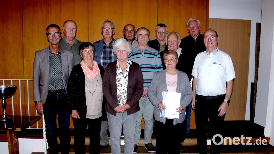 Ehrungen beim VdK Neukirchen: (hinten, von links) Gerhard Knaack, Werner Bürger, Karl Luber, Robert Luber, Peter Grünthaler, Karl Bock, Felix Fohler, (vorne, von links) Bürgermeister Peter Achatzi, Teresa Flierl, Christine Pohl, Hannelore Bock und Vorsitzender Johann Ludwig. Bild: ds