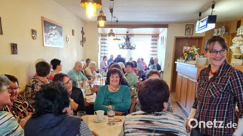 Im Mittelpunkt des Nachmittags stand der Vortrag &quot;Vom Korn zum Brot&quot; von Müllerin Petra Schuster (rechts). Bild: Lisa Schiml/exb