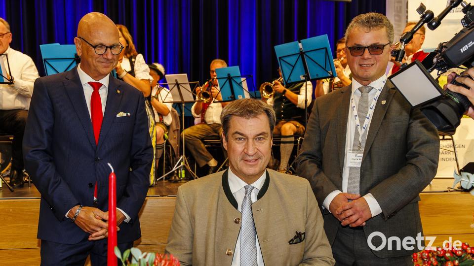 Ministerpräsident Markus Söder trägt sich ins Goldene Buch der Stadt Neunburg ein. Hinter ihm Gemeindetagspräsident Uwe Brandl (links) und Bürgermeister Martin Birner. Bild: Hösamer, Clemens