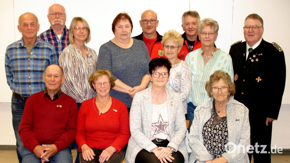 Die Jahresmeister mit den Geehrten (sitzend von links): Peter Hörl, Hildegard Hörl, Monika Kautz und Renate Moll. Stehend von links: Willi Würfl, Karl-Heinz Kleinert, Johanna Schertl, Claudia Specht, Josef Singer, Lydia Schmer, Fritz Seegerer, Ingrid Schmer und Wolfgang Moll. Bild: smr