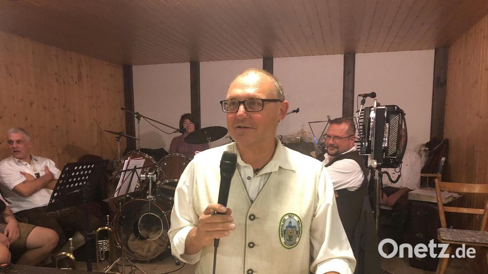 Durch den Festabend führte gewohnt humorvoll Peter Hasenfürter, Vorsitzender des OWV Falkenberg. Bild: wro