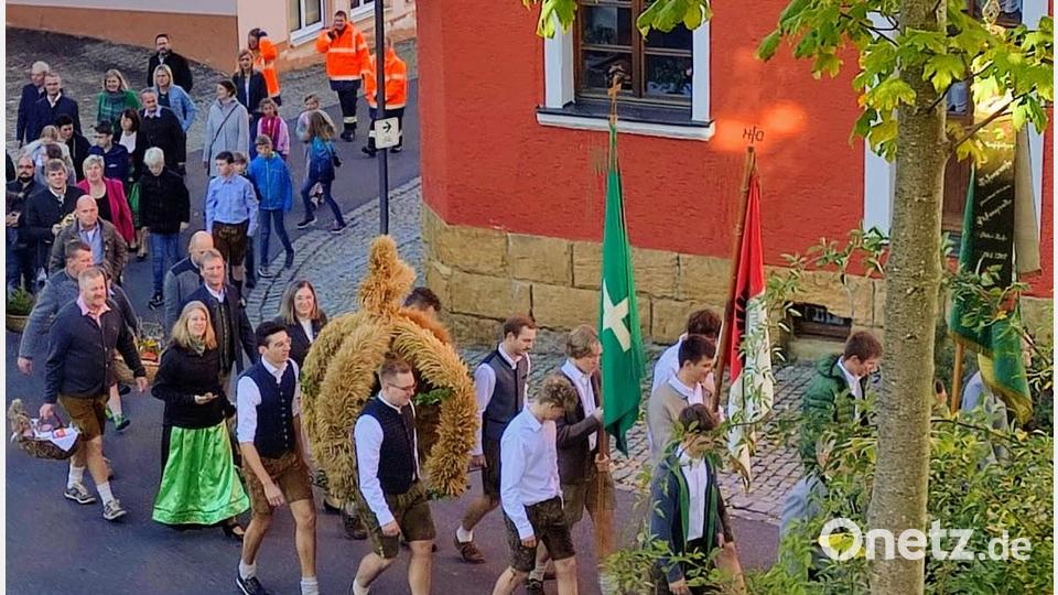 Mit der Erntekrone und den Fahnenabordnungen zogen die Teilnehmer des Erntedankfestes vom Gemeinschaftshaus zur Pfarrkirche St. Michael. Bild: fdl