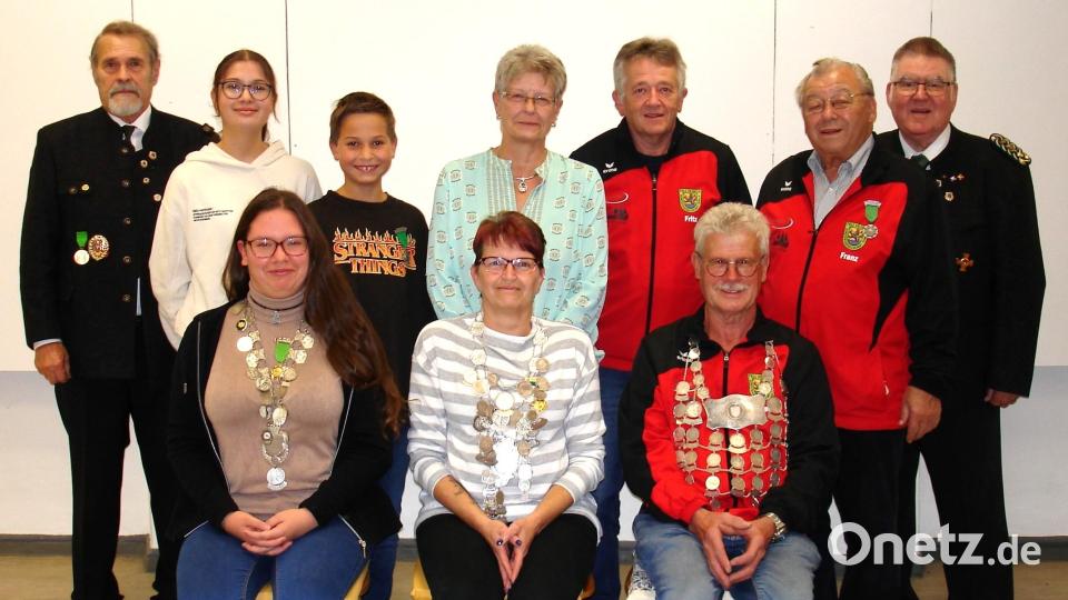 Die neuen Würdenträger der SG 1538 Tell Vilseck. Sitzend von links: Jugendkönigin Carina Polt, Liesl Elke Uebler und Schützenkönig Alfred Hertl. Stehend von links: Schützenmeister Georg Schmer, Erste Jugendritterin Vanessa Hasler, Zweiter Jugendritter Michael Hasler, Zweite Zofe Ingrid Schmer, Erster Ritter Fritz Seegerer, Zweiter Ritter Franz Hasenstab und Gauehrenschützen-
meister Wolfgang Moll. Bild: smr