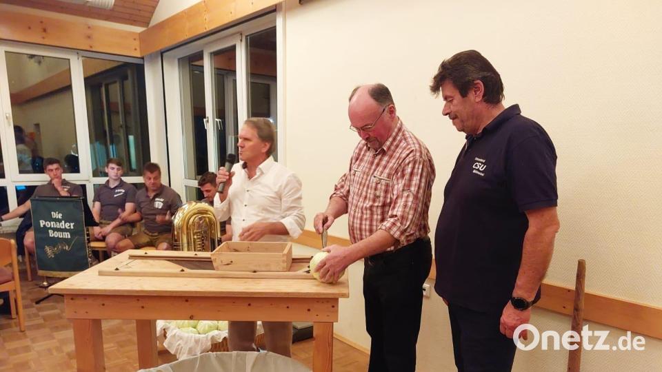 Jede Menge Arbeit vor dem Gang in den Keller: (von rechts) CSU-Vorsitzender Günther Daubner, Willi Voit und Dietmar Höss, im Hintergrund die „Ponader Boum“. Bild: gis