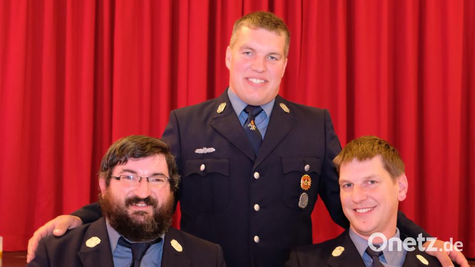 Verstärkung erhalten Kommandant Christian Höllerl (rechts) und sein Stellvertreter Andreas Stadler (links) mit der Wahl von Johann Meyer (Mitte) zum weiteren Stellvertreter. Bild: do