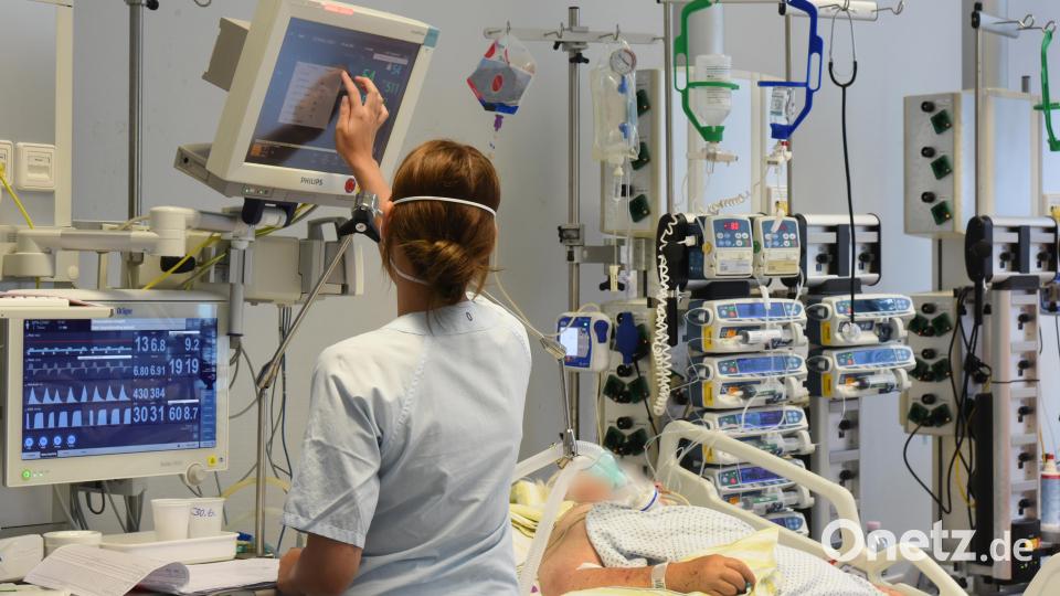 Auf der Intensivtherapie-Station steht eine Pflegekraft am Bett einer Patientin. Symbolbild: Waltraud Grubitzsch