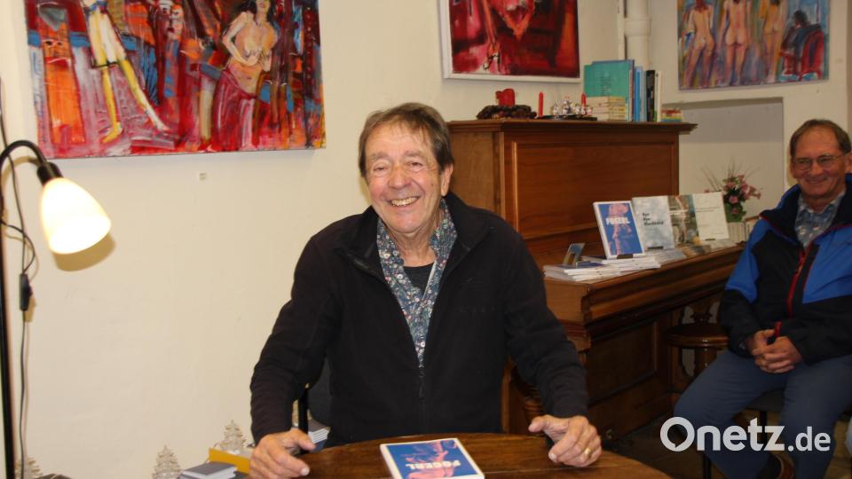 Der ehemalige Klassenkamerad und lebenslange Freund von Alois &quot;Sesch&quot; Segerer, der emeritierte Professor der Universität Bremen, Rudolph Bauer, gab eine Auswahl von dessen Mundartgedichte aus dem Band &quot;Fogerl&quot; bei einer Lesung in der Buchhandlung Carl Mayr zum Besten und bescherte den zahlreichen Gästen einen außergewöhnlichen Abend. Bild: ads