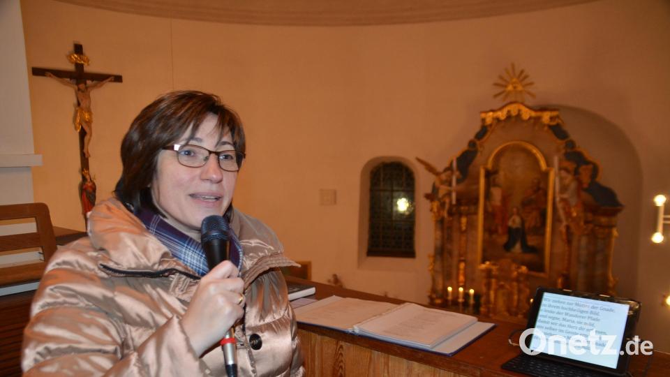 Brigitte Träger bereicherte die Rosenkranzfeier mit ihren Liedern. Bild: ak
