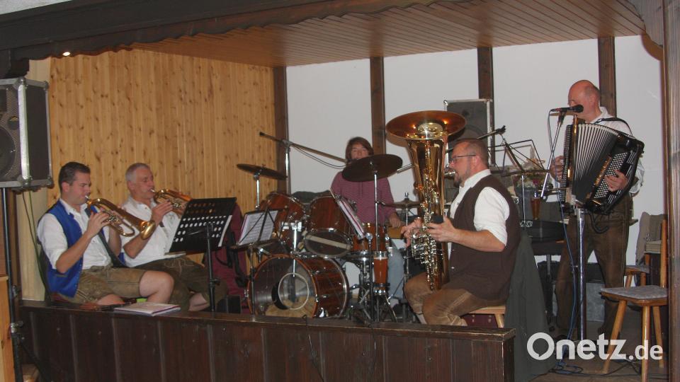 Die Karpfenmusik und Alleinunterhalter Gerd (rechts) sorgten mit ihren Beiträgen für ein buntes Programm. Bild: wro