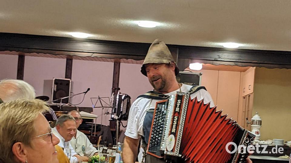 Zu später Stunde kam Gstanzlsänger &quot;Lucky&quot; in den Procklsaal. Bild: OWV Falkenberg/exb