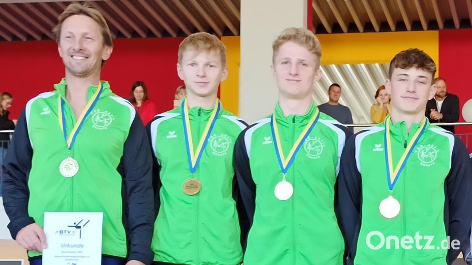 In der Wettkampfgruppe 1 belegten Horst Serfling, Jonas Serfling, David Krapf und Hannes Schreyer (von links) den ersten Platz. David Krapf wurde zudem als bester Turner des Tages ausgezeichnet. Bild: soj