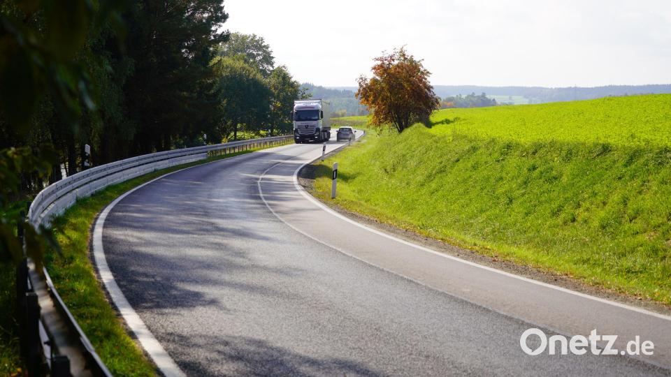 Hier geht es manchmal ganz schön eng zu: Die Staatsstraße von Waldthurn nach Vohenstrauß (hier kurz vor Obertresenfeld). Bild: fvo