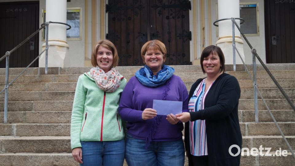 Bettina Güthe (links) und Stefanie Schöfl (rechts) überreichen Andrea Graf ein Kuvert für den SkF Amberg. Die Spende stammt aus den Einnahmen der Baby- und Kinderbasare und gilt dem Frauenhaus. Bild: Anna Maria Raab/exb
