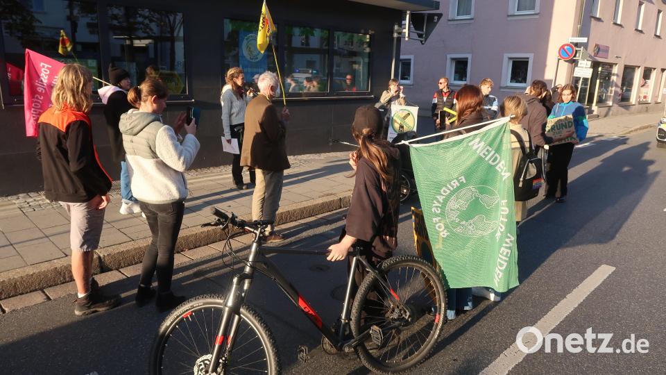 Demonstranten protestieren vor der Grünen-Geschäftsstelle gegen Kohleabbau zu Lasten des Dorfes Lützerath. Bild: Kunz