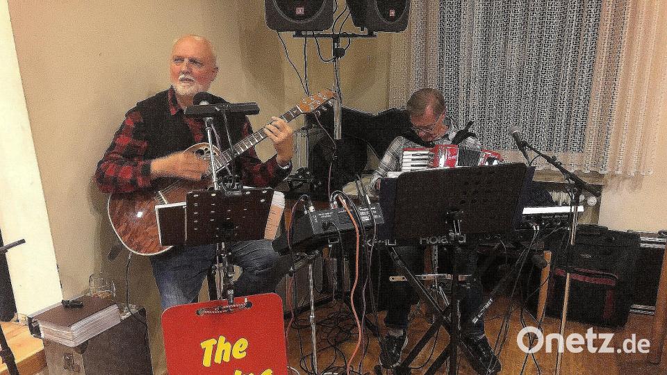 &quot;The Swing-Band&quot; - Eike Aßmann und Gerhard Dorn (von links) - spielte zum Tanz auf. Bild: wro