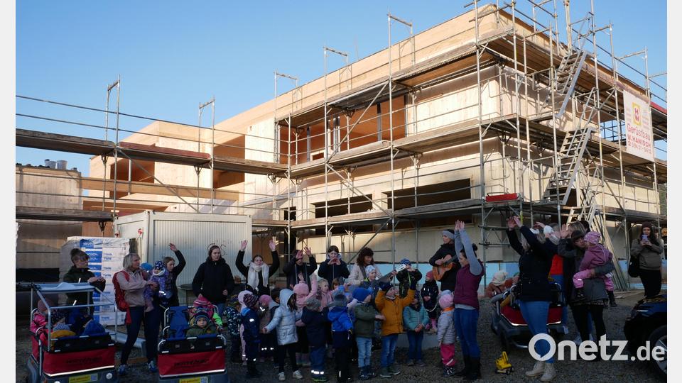 Mit einem Lied leisteten die &quot;Waldwichtel&quot; beim Richtfest ihres künftigen Kinderhauses einen aktiven Beitrag. Bild: hmr