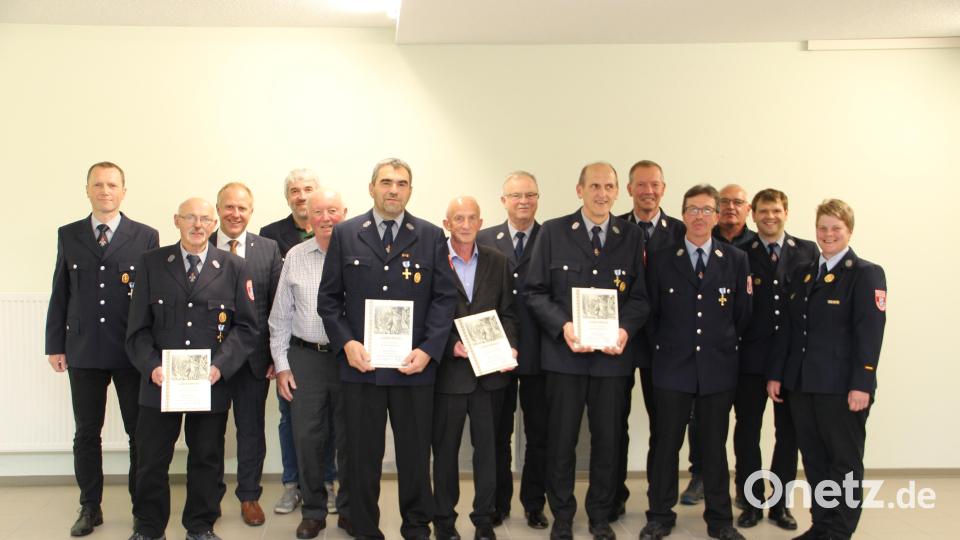 Langjährige Mitglieder der Feuerwehr Holzhammer werden geehrt (von links): Vorsitzender Stefan Kumeth, Richard Strähl, Bürgermeister Marcus Eichenmüller, Werner Schlosser, Hermann Bauer, Reinhard Prechtl, Josef Zeiler, Berthold Pinzer, Michael Siegert, Johann Friedl, Christian Forster, Thomas Prüll, Klaus Uschald und Kommandantin Anja Mayerhofer. Bild: ffl