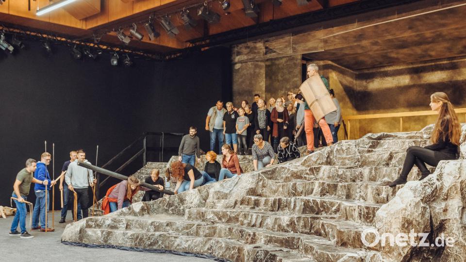 Ein Teil des Ensembles der Neuen Tirschenreuther Passion 2022 probt auf dem Kunstfelsen, der am Spielort im Kettelerhaus aufgebaut ist. Die Premiere des Stücks ist am Freitag, 21. Oktober. Bild: sfo