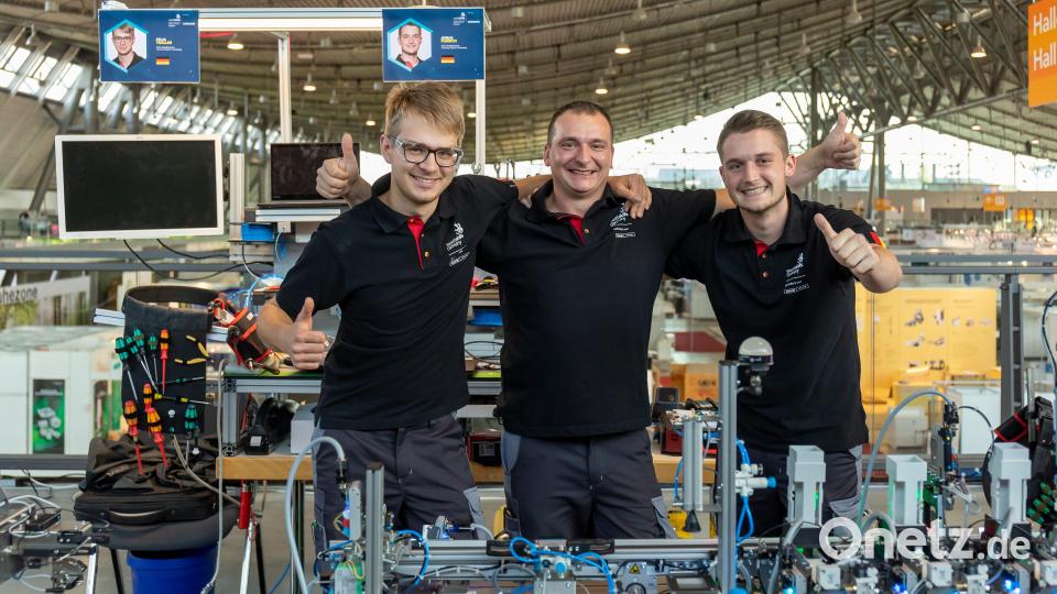 Die Rogers-Buben Felix Thaller (links) und Jonas Fuhrich (rechts) jubeln mit Bundestrainer Christian Hartwig: Bei den Weltmeisterschaften der Berufe in Stuttgart gewann das Duo eine &quot;Medal of Excellence&quot; und schrammte knapp am Weltmeistertitel vorbei. Bild: Frank Erpinar