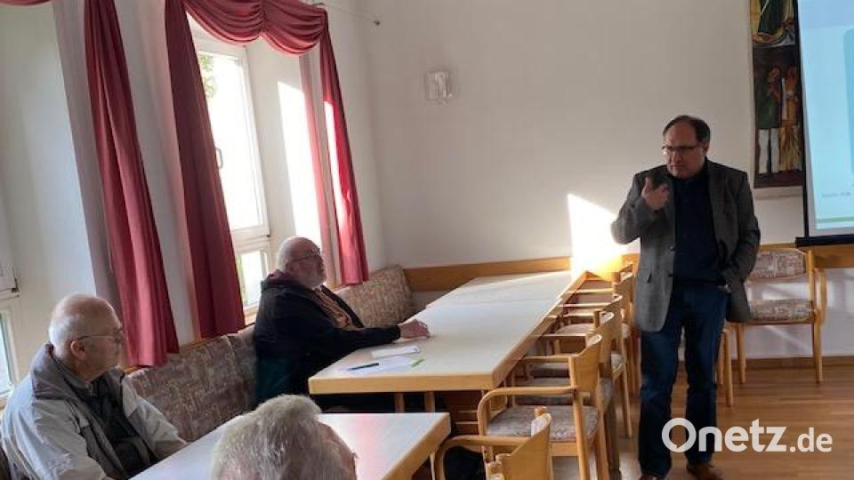Bei der Diskussion erklärte Dr. Markus Wittmann seinen Zuhörern den Unterschied zwischen einem Psychiater, einem Psychotherapeuten und einem Psychologen. Bild: jzk