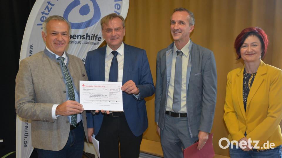 Landrat Roland Grillmeier (links) überreicht einen Scheck in Höhe von 1000 Euro an Berthold Kellner (Zweiter von links) und Schulleiter Klaus Jahn. Mit im Bild Sandra Koos, Vertreterin der Sparkasse. Bild: jr