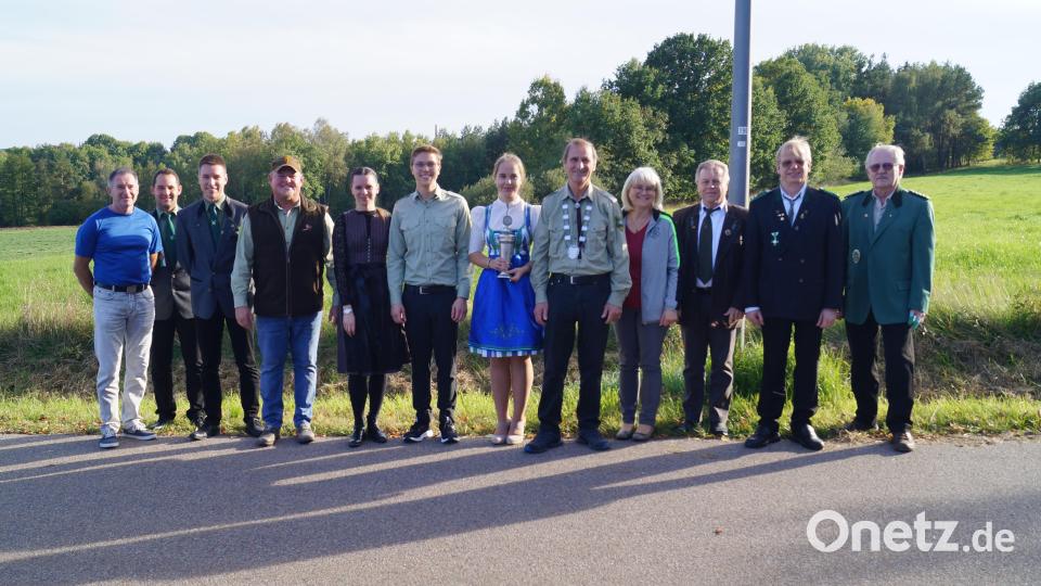 Die Gewinner der Pokal.- und Meister Wertung (von links) Günther Gradl, Stefan Gradl, die Pokalgewinner aus Schmidgaden, Christian Leitermann, Johanna Manner, Elias Ries, Hannah Radlsteiner und Hermann Lang,. Andrea Spachtholz, Reinhard Eichler , Gausportleiter Klaus Ketzler und Gauschützenmeister Johann Dirrigl. Bild: slh