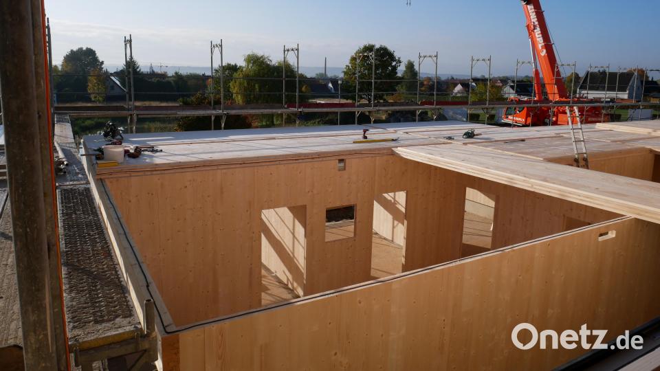 Auch ein Blick in die Stadt gewähren die großen Fensteröffnungen. Bild: hmr
