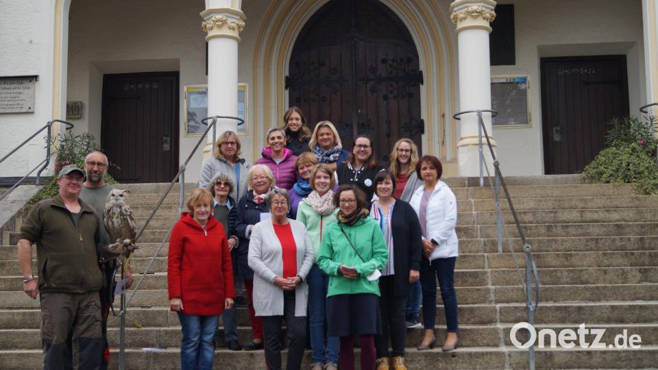Hans Weiß und Claus Luber mit seinem sibirischen Uhu-Dame Birgit, Milena Sperber mit Tochter von der Eltern-Kind-Gruppe St. Marien Sulzbach, Rosi Kummert für Wachkoma-Patienten, Irmgard Reisima-Renner für die Flüchtlingshilfe, Marianne Gutwein und Andrea Graf für den SkF Amberg, Hannah Kenst für Donum Vitae und Mitglieder des Führungsteams des Frauenbundes Herz Jesu Rosenberg bei der Spendenübergabe vor der Herz-Jesu-Kirche. Bild: Anna Maria Raab/exb