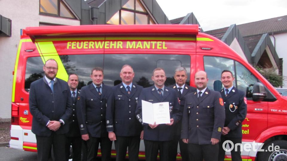 Stolz präsentiert Stefan Gilch (Vierter von rechts) die Auszeichnung für 25 Jahre aktiven Dienst vor dem neuen Mehrzweckfahrzeug. das diese Woche bei der Feuerwehr eingetroffen ist. Für das Engagement von Gilch bedanken sich auch Landrat Andras Meier (links) und Kreisbrandrat Marco Saller (Zweiter von rechts). Bild: sei