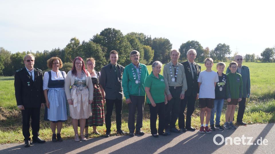 Gausportleiter Klaus Ketzler (von links) gartulierte den neuen &quot;Würdenträgern&quot; Michaela Prüll, Gauschützenliesl Julia Peltzer, Karin Schober, Günther Gradl, Gauschützenkönig Josef Hanauer sen., Rosi Lorenz, Auflage-Schützenkönig Rudi Prebeck, David Braun, Gaujugendschützenkönig Matthias Stuiber, Christoph Hausmann und Gauschützenmeister Johann Dirrigl. Bild: slh