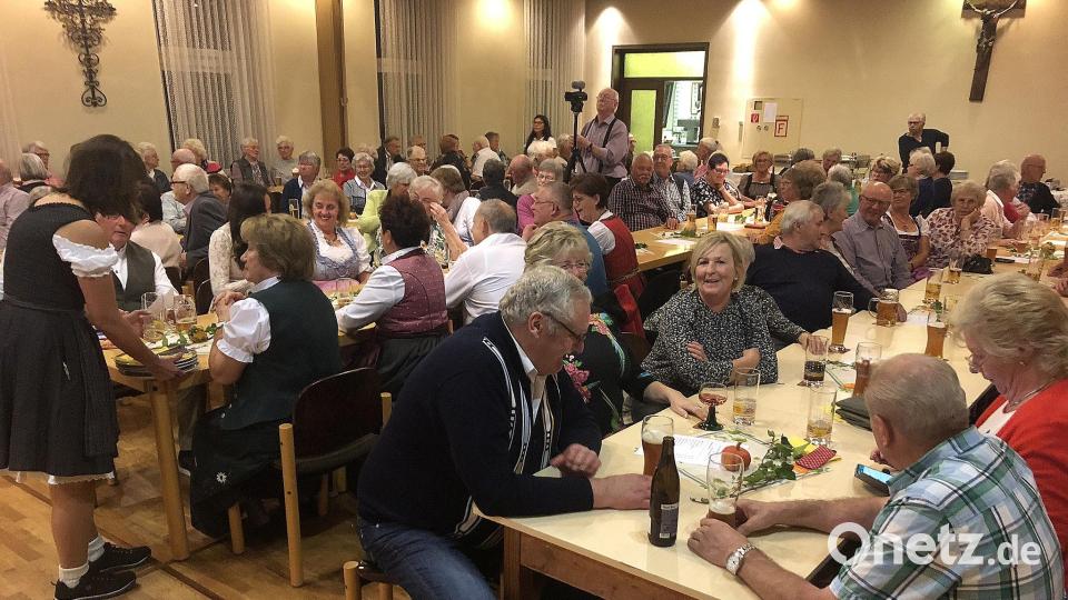 Der Volksmusikabend im Pfarrheim Waldershof war gut besucht und ein voller Erfolg. Bild: wro