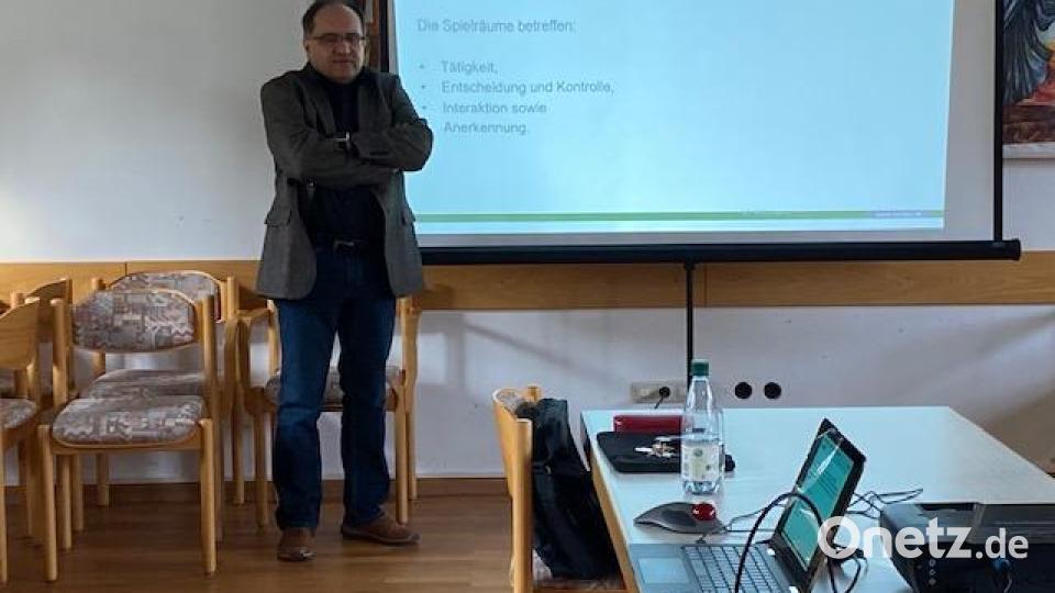 Bei der Diskussion erklärte Dr. Markus Wittmann seinen Zuhörern den Unterschied zwischen einem Psychiater, einem Psychotherapeuten und einem Psychologen. Bild: jzk