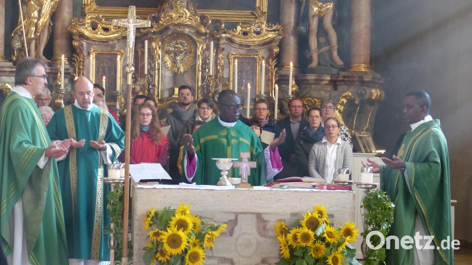 Bischof Dr. Peter Nworie Chukwu aus Nigeria (mittig am Altar), Pfarrvikar Linus (rechts), Pfarrer Martin Besold (links) und Diakon Martin Schraml (Zweiter von links) und der Kirchenchor beten das „Vater unser“. Bild: ban